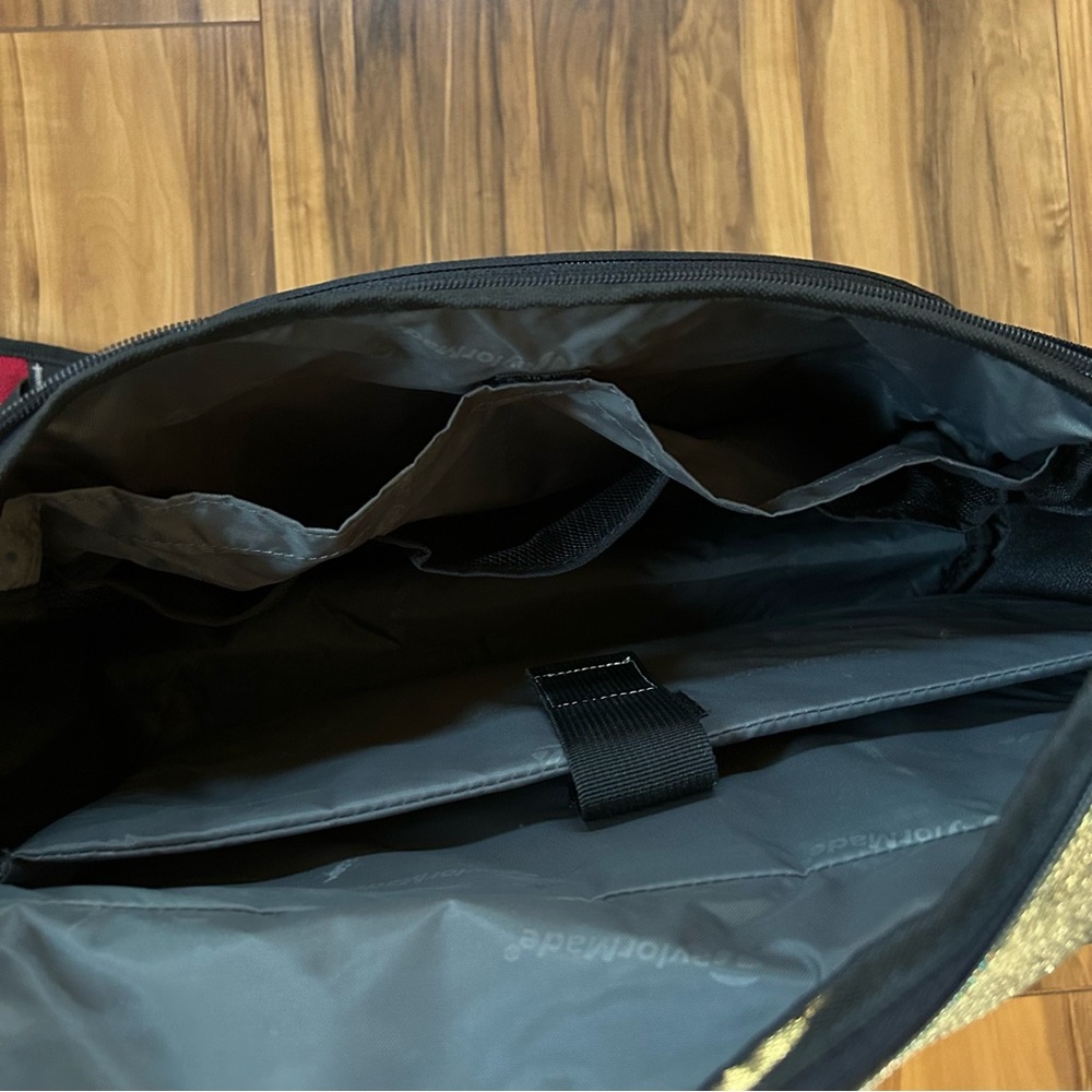 TAYLORMADE BLACK AND RED MESSENGER/GOLF LINED BAG - Picture 9 of 10